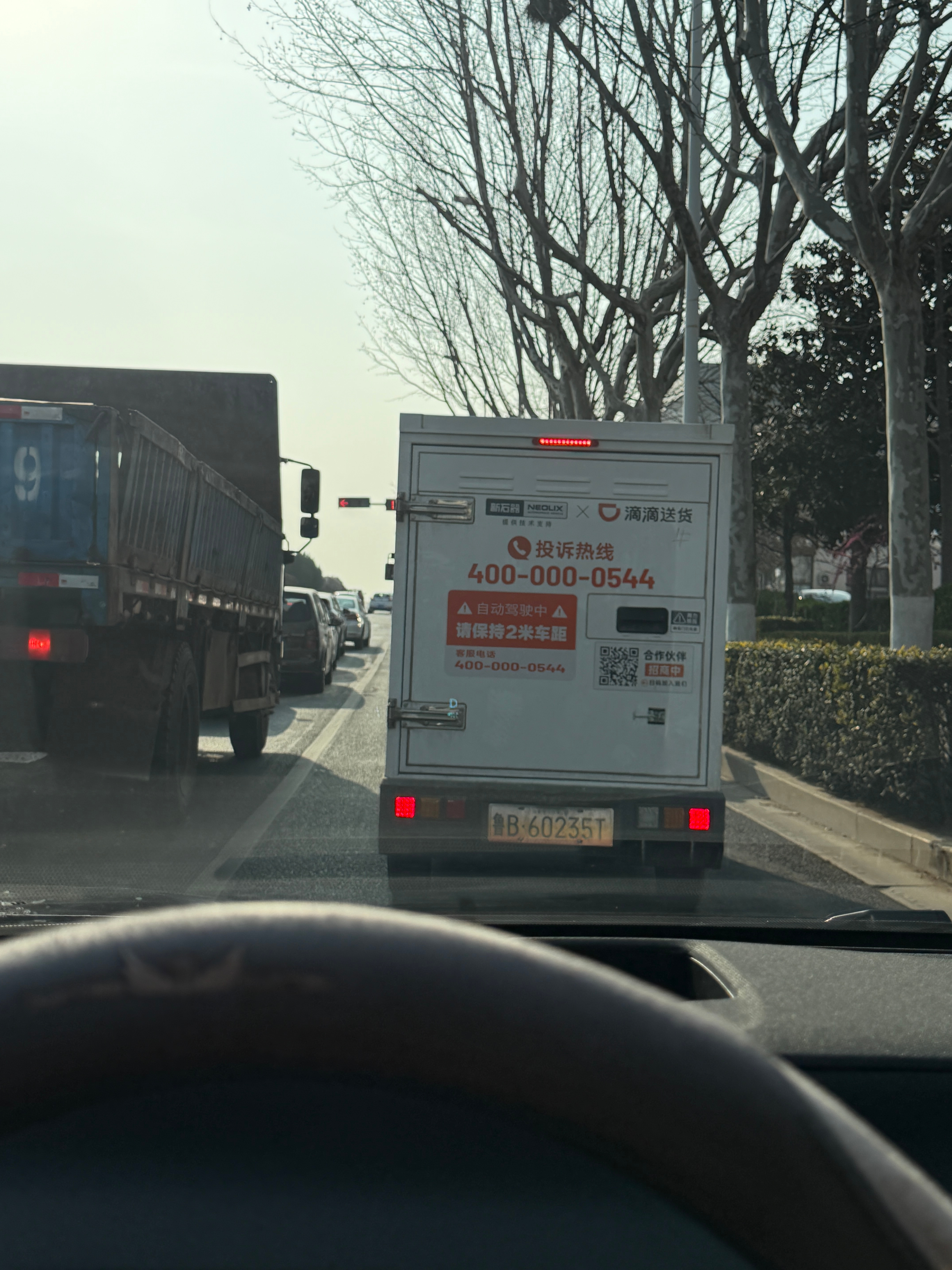 开车最烦在这个小车后边，一走一停逼疯人