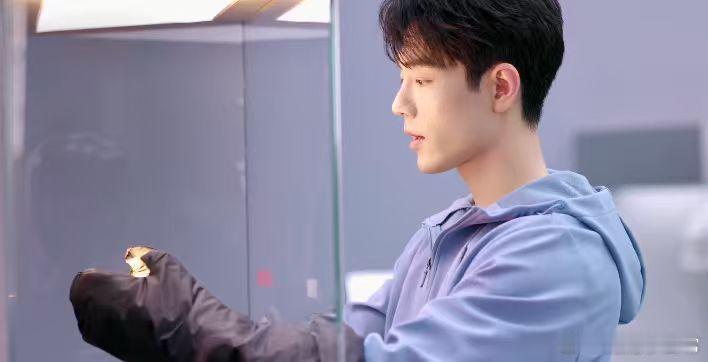 仅用0秒就get到肖战的权威了 点开微博，看到肖战的李宁海报和满屏的“售罄”字样