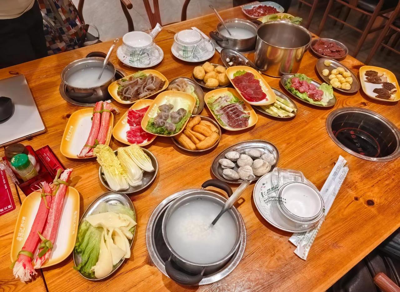粥底海鲜火锅。第一次体验用粥底涮火锅，很不错呦唯有美食可以治愈一切
