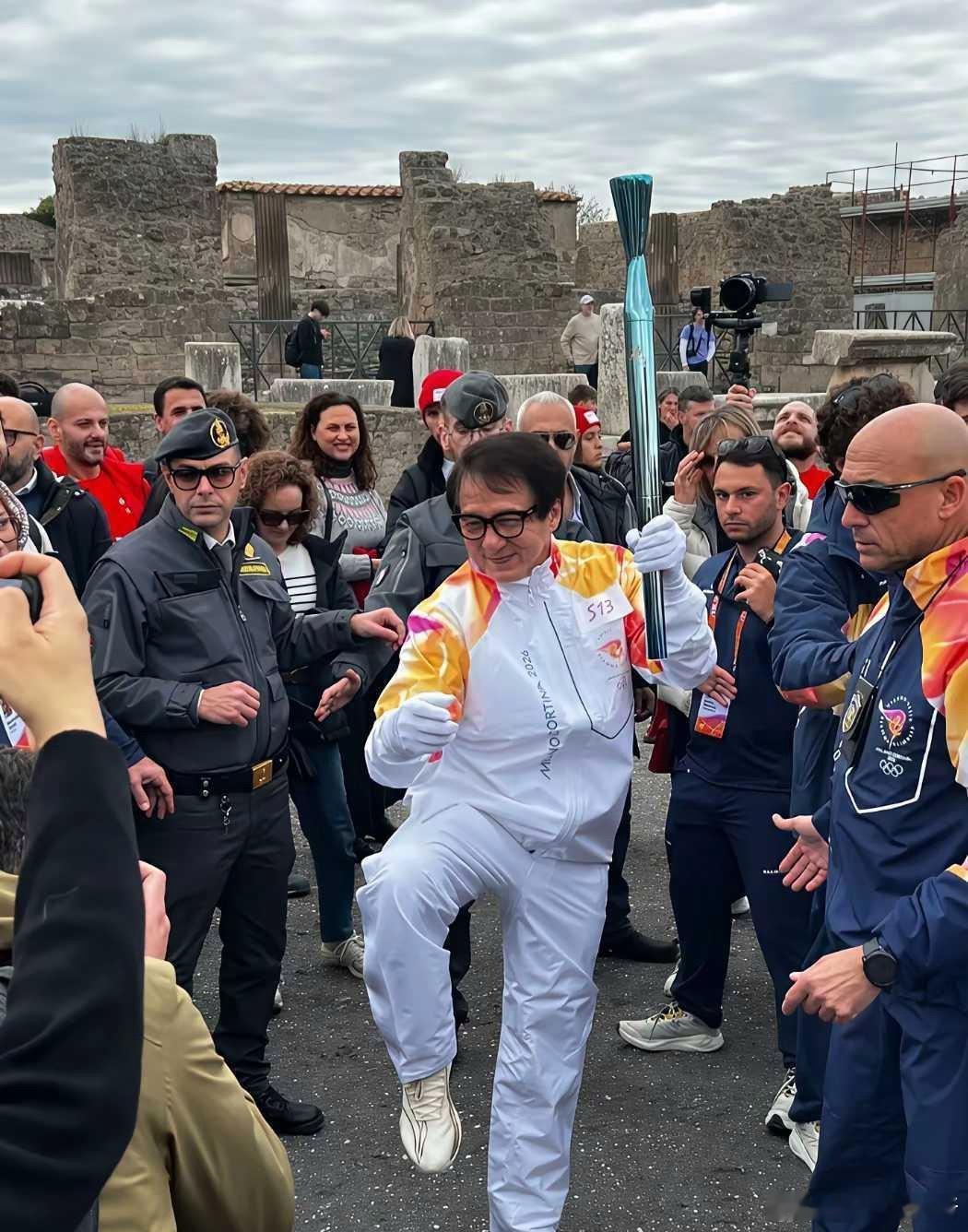 成龙果然属于全宇宙的，成龙在意大利庞贝古城，传递奥运火炬。成龙虽然71岁了，但是