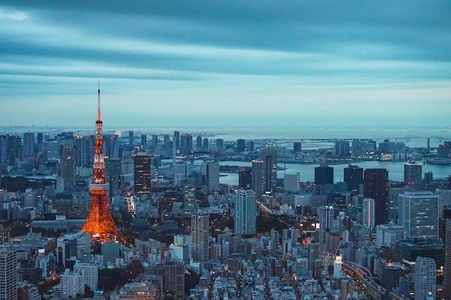 《日经》7月10号的报道说：2023年上半年日本的企业破产数量比上年同期增长了3