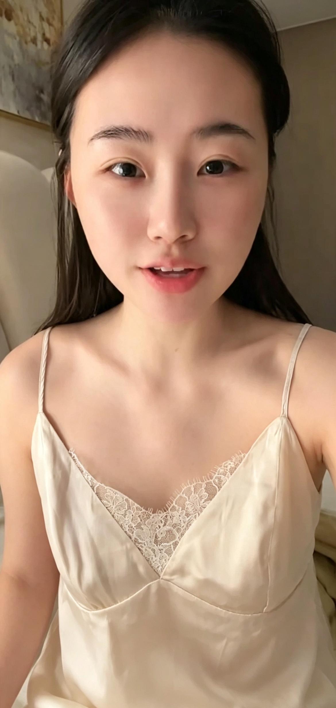 睡衣女孩：直播火🔥出圈？
1、很多人看的不是精致的五官，而是空荡荡的睡衣，里面