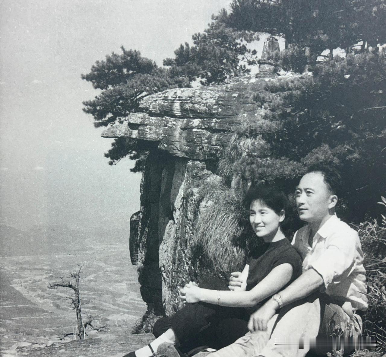 这是表演艺术家孙道临和妻子王文娟年轻时候的合影，照的真好，漂亮，男帅女美，孙道临