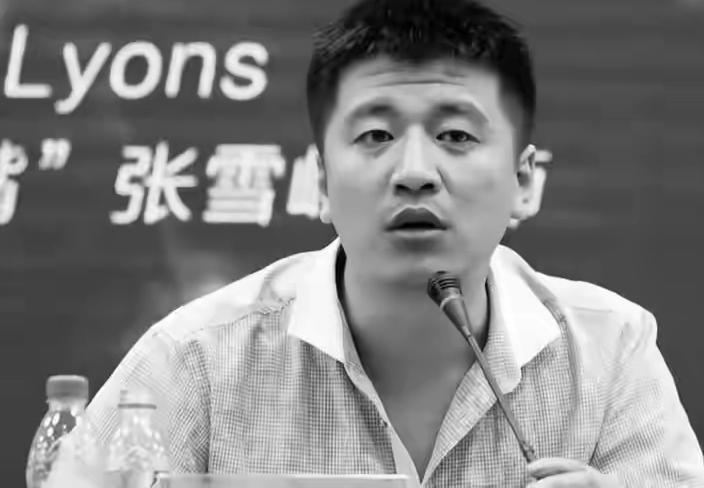 张雪峰员工们默默摘下红色锦旗，这些都是家长们送的，因为张雪峰真的能实实在在的帮到