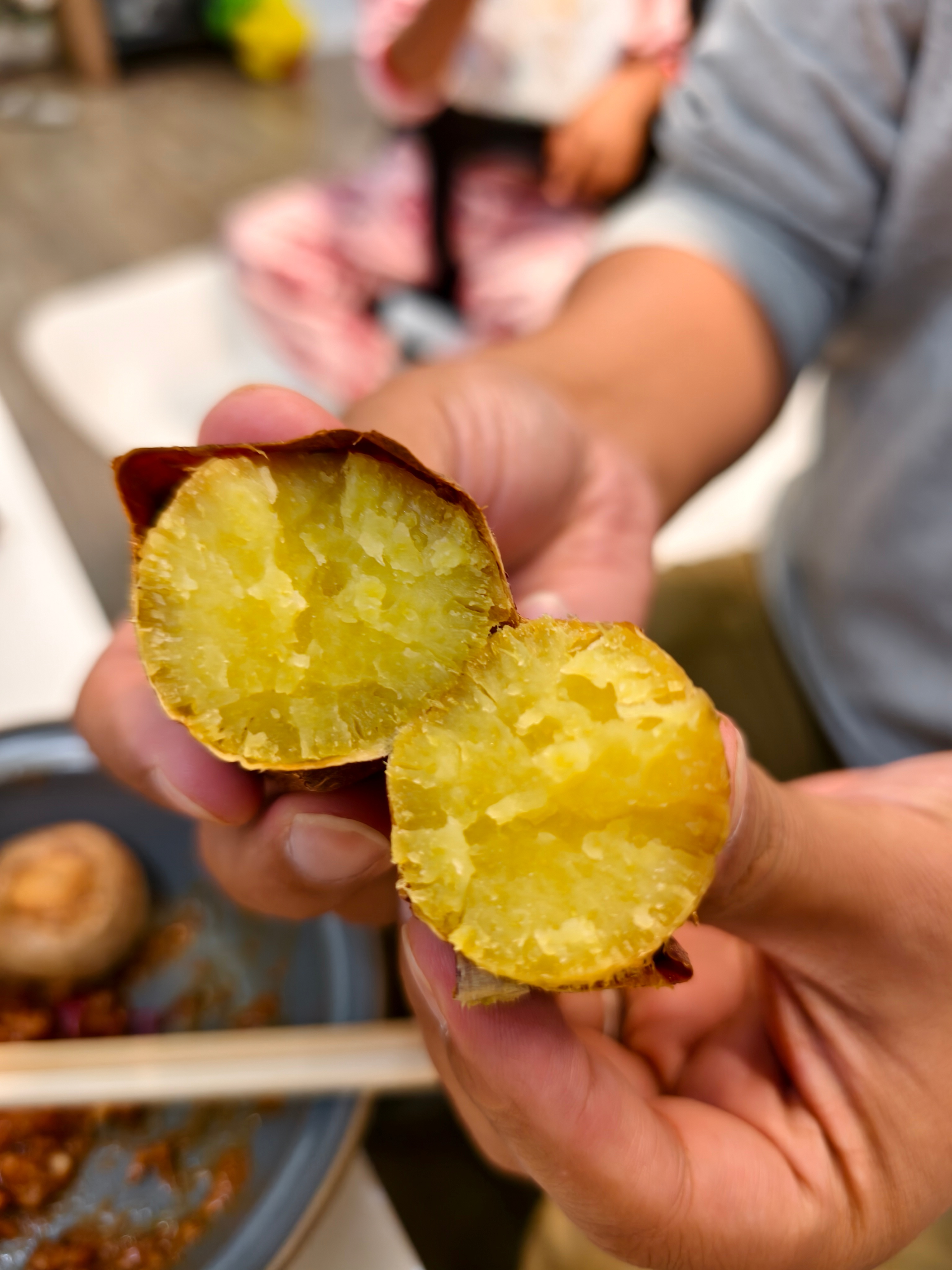 小虾烤了蜜薯，我说我来拍一下照，结果就听后面有个小猪在尖叫：“oh！delici