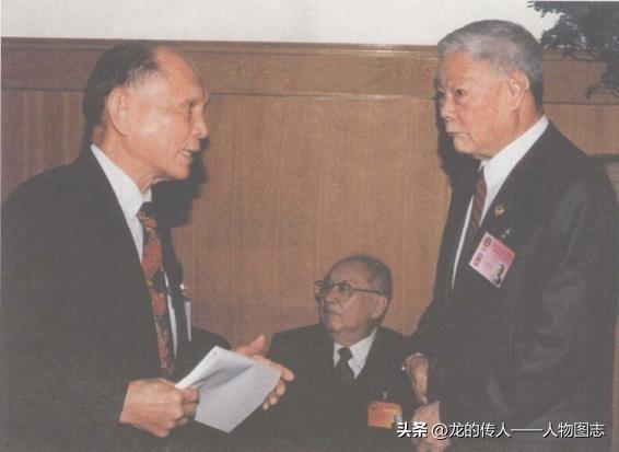 2000年3月，叶选平与霍英东在九届全国人大三次会议上。