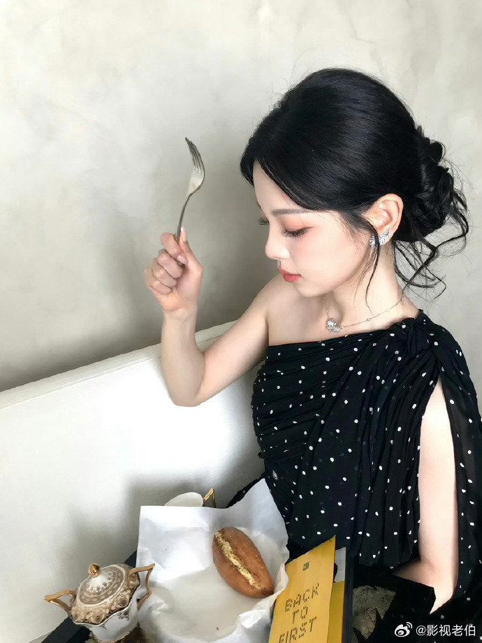 杨超越这是拿面包当拍照神器啊 杨超越解锁面包拍照新玩法，简单道具就拍出很有感觉的