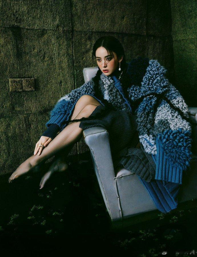 娜扎一字马腿长娜扎 Saint Laurent 圣罗兰👠期待演员娜扎2025微