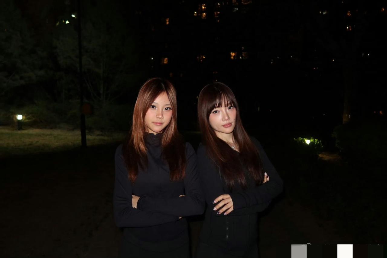 13岁甜馨好漂亮甜馨晒与妈妈合照 甜馨分享与妈妈的温馨合影，两人同款妆容精致动人