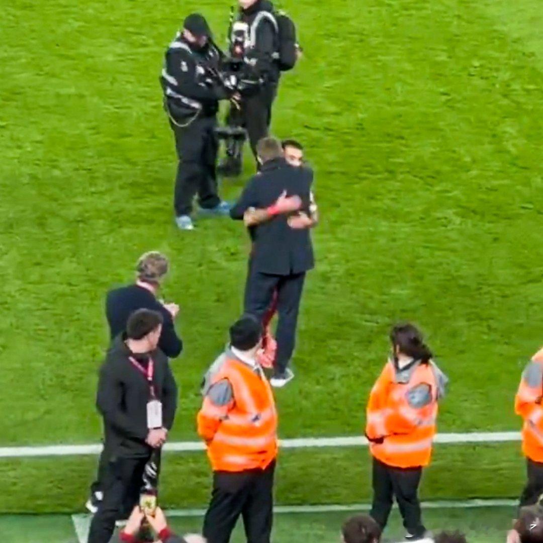 萨拉赫死忠粉杰拉德赛后给萨拉赫大大拥抱 ​​​