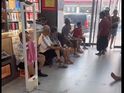 小超市突然老了这么多老人家，超市老板看了一时也不知所措，也不知是高兴还是心酸。