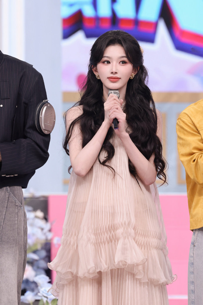 爱豆孔雪儿回归爱豆孔雪儿生日回归奔赴一场生日之约，迎接一次荣耀回归💫孔雪儿步履