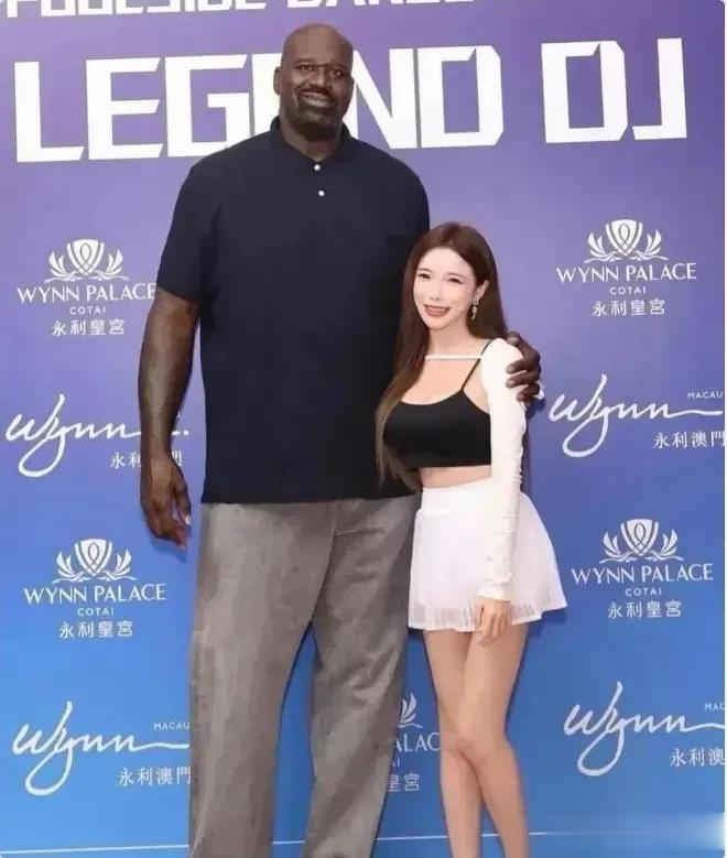 身材差异太疯狂！奥尼尔与小姐姐同框，你绝对没见过这样的对比！

当高达216cm