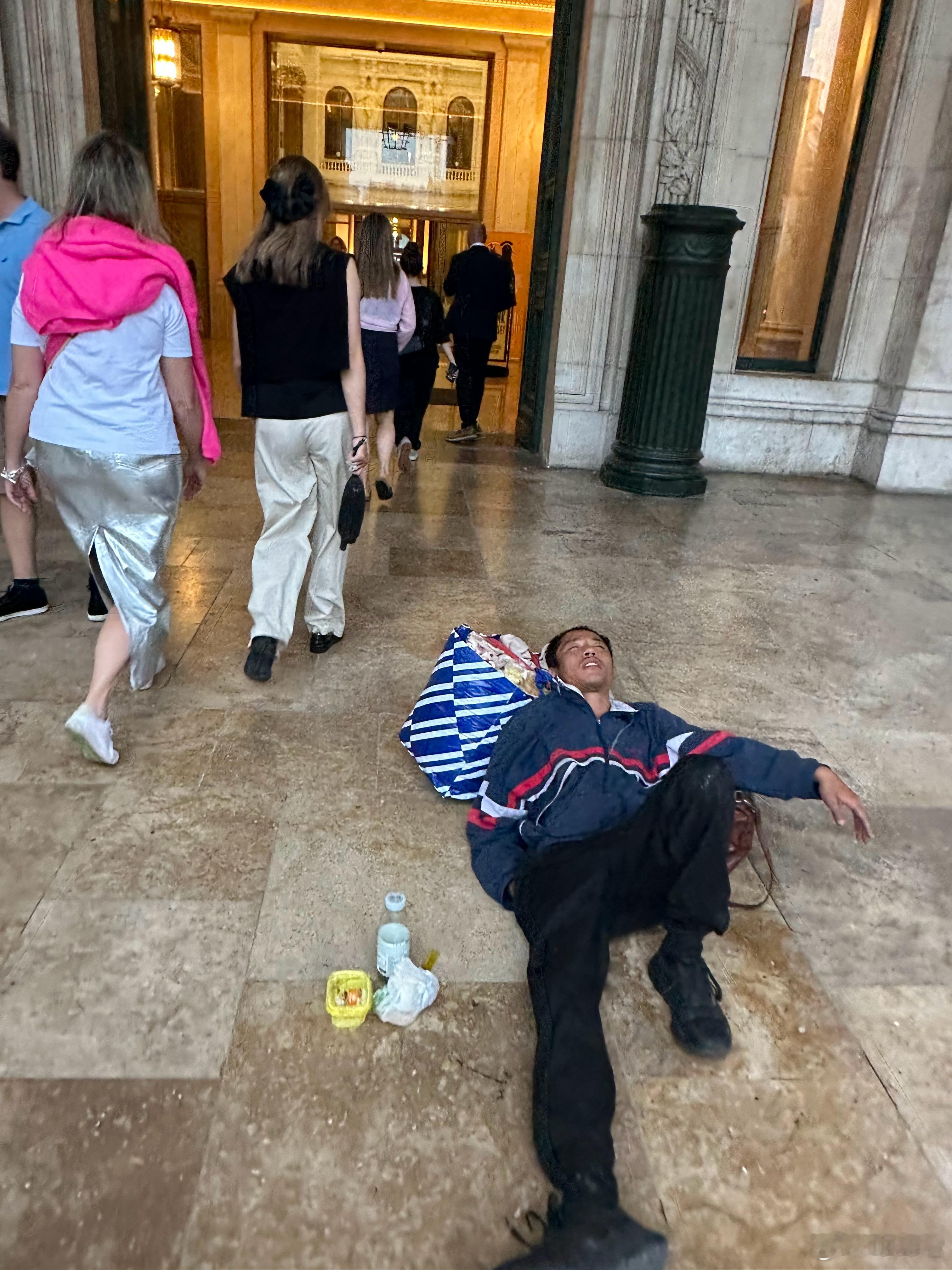 摄于布鲁塞尔市中心的证券交易中心大楼的大门口。  ​​​