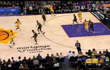 老詹和斯玛特连续三分！还落后着4分湖人vs太阳