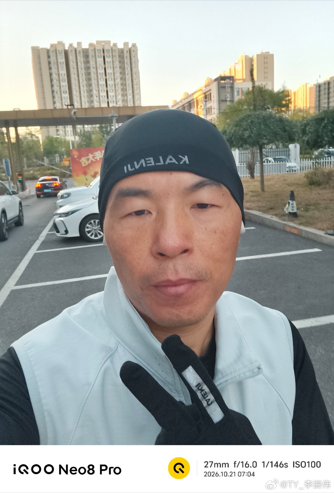 跑步[超话]坚持一周三次跑步 晨跑10公里，天冷了换冬装。运动打卡Day769健
