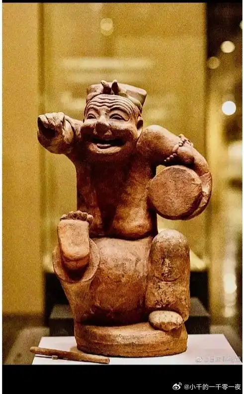 【东汉击鼓说唱陶俑】此俑1957年出土于成都天回山东汉崖墓，为国家一级文物，现藏