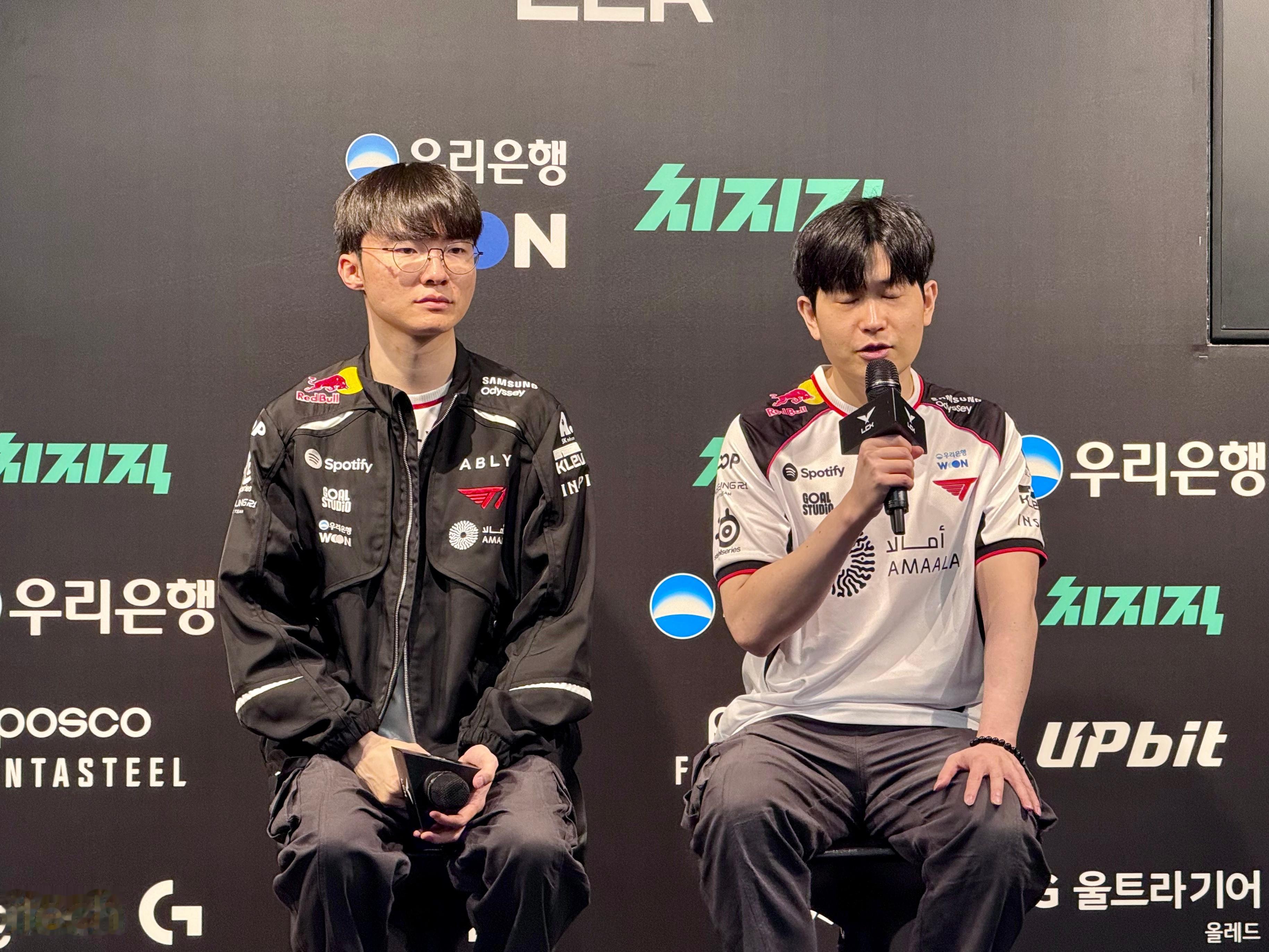 T1的代理监督Tom和中单选手Faker接受赛后胜者采访t1二比零dk拿下二连胜