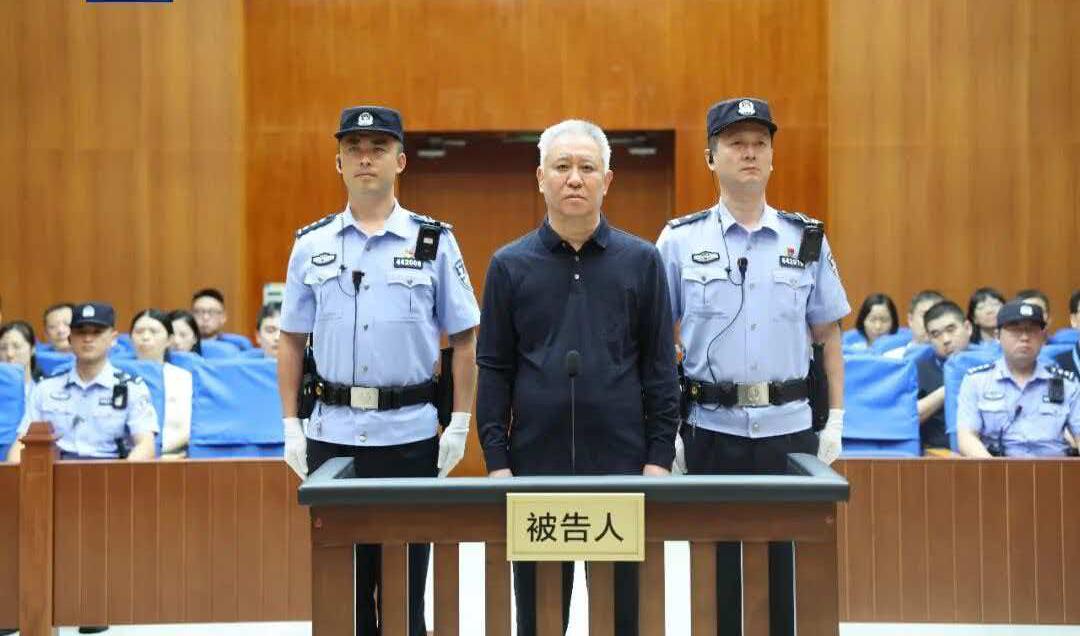 许家印，无期！靴子终于落地了。

今天上午，深圳中院一锤定音，恒大案一审宣判。许