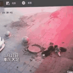 重庆女孩下水道扔鞭炮被炸飞后续！仔细看：女孩点燃鞭炮后扔进了A窨井，跑的时候踩在