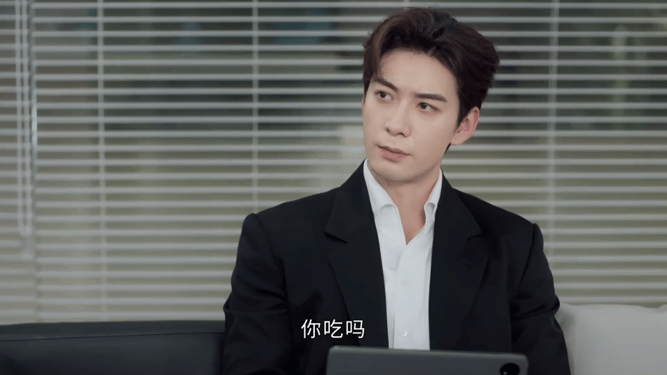陈星旭上个综艺本体跑出来了 高冷人设崩了！陈星旭在综艺里激动跺脚、自然撒娇，意大