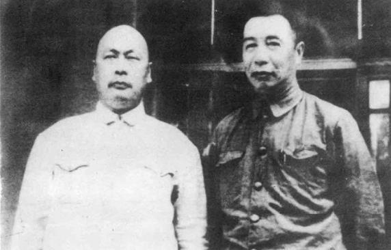 1949年9月,华东军政大学校长陈毅和副校长陈士榘合影。