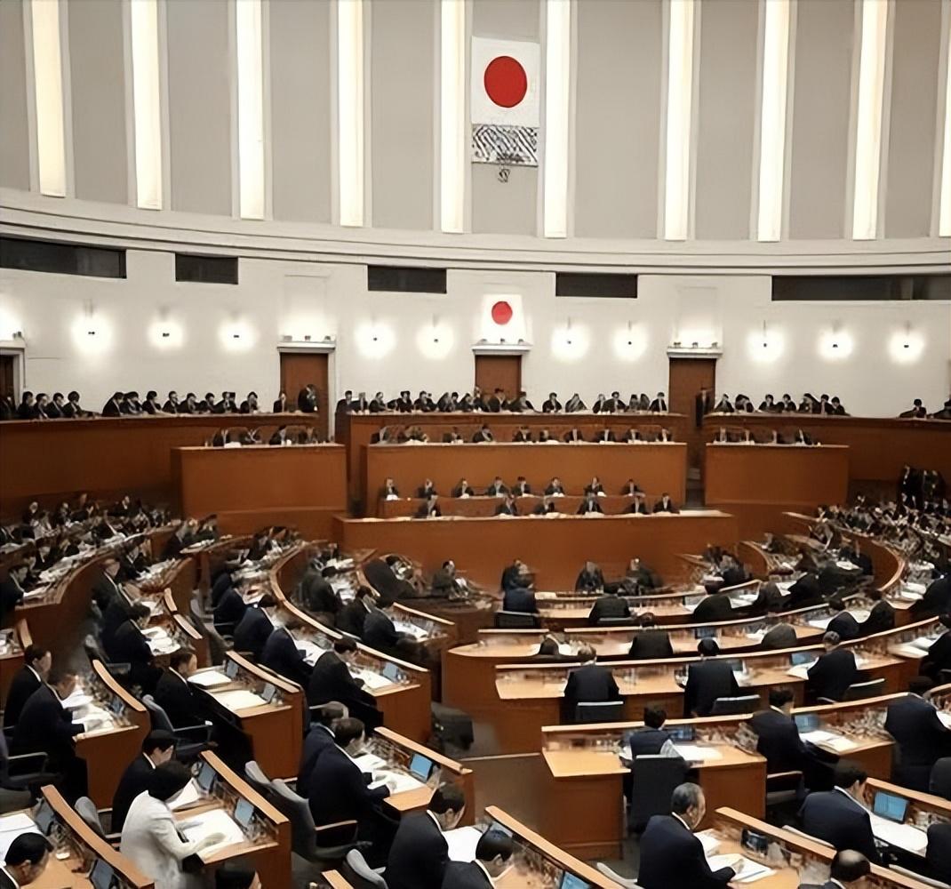 “高市辞职”响彻东京，现在是连日本人都受不了她了！

自从高市早苗上台之后，日本