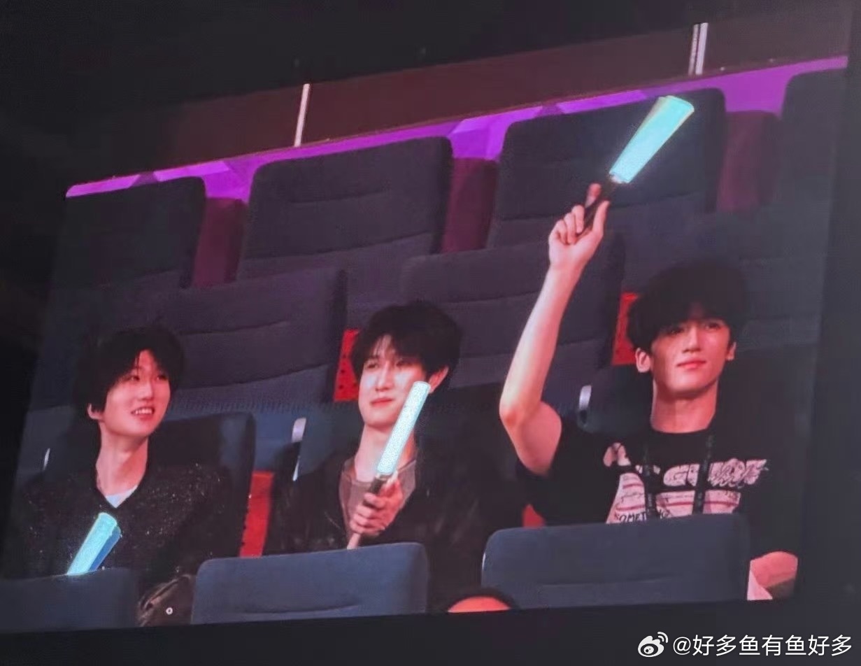 张远北京演唱会偶遇邓佳鑫黄朔童禹坤张远演唱会偶遇邓佳鑫黄朔童禹坤演唱会现场路透流