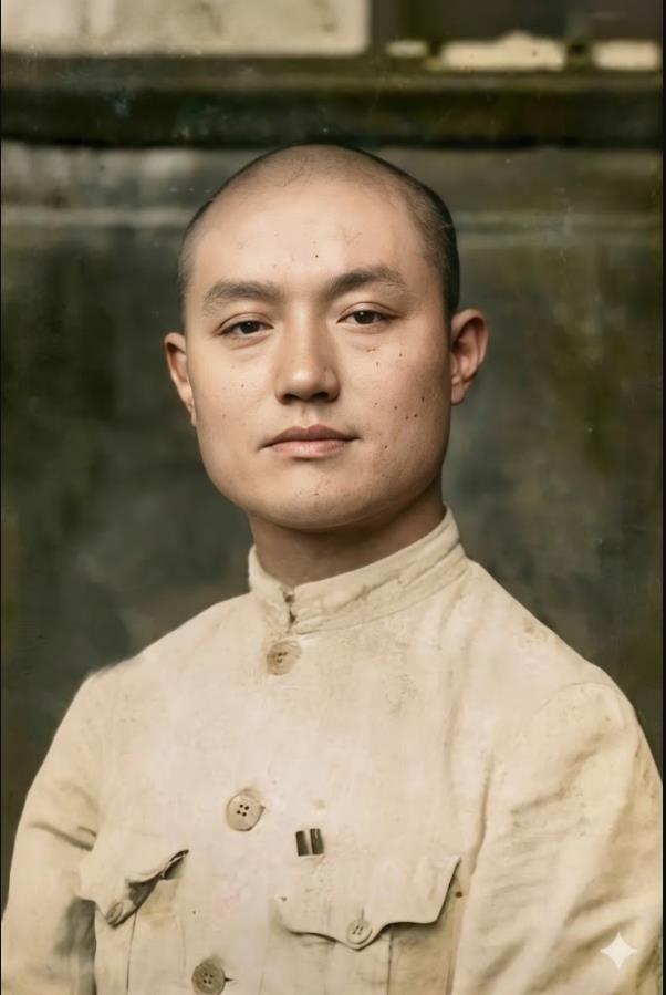 这张旧照中的青年，是为国殉身的抗日烈士邹绍孟，四川荣县人，时任国民革命军第41军