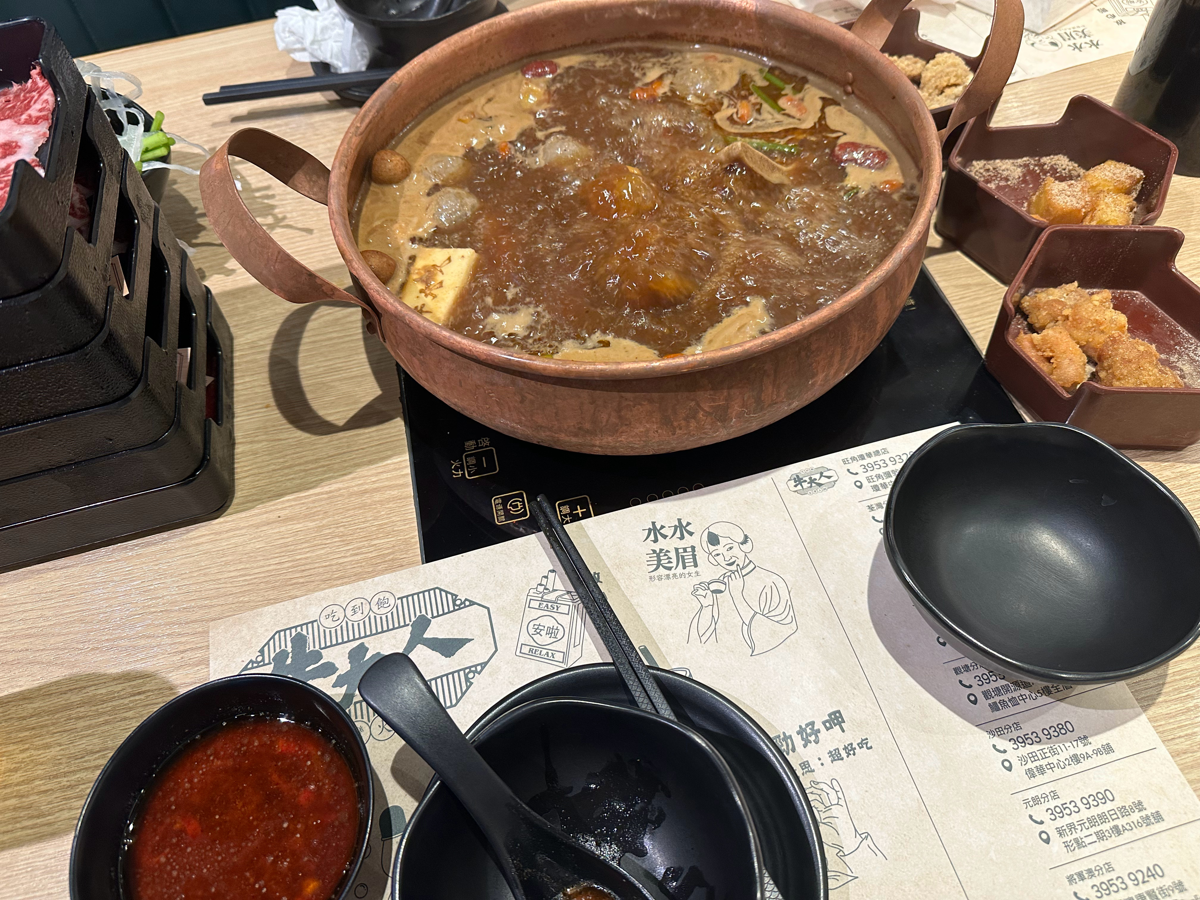余景天Tony  尼听我说：宝宝韩国出道两周年快乐！今天妈妈生日请她吃了火锅自助