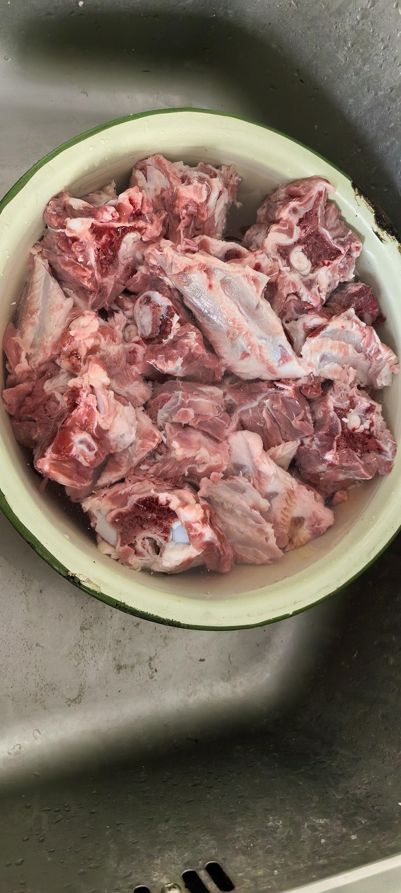 早上看见有卖便宜羊蝎子的，才八块八一斤，买了四斤。
回家浸泡焯水，只放了葱姜八角