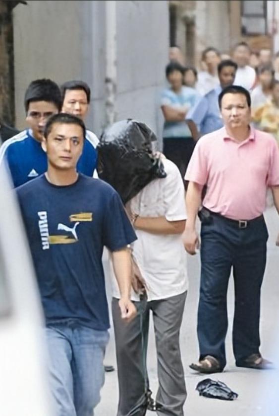 荒唐至极！广东佛山，男子带着老婆进行不法交易，与嫖客在草地上进行 10 多分钟后
