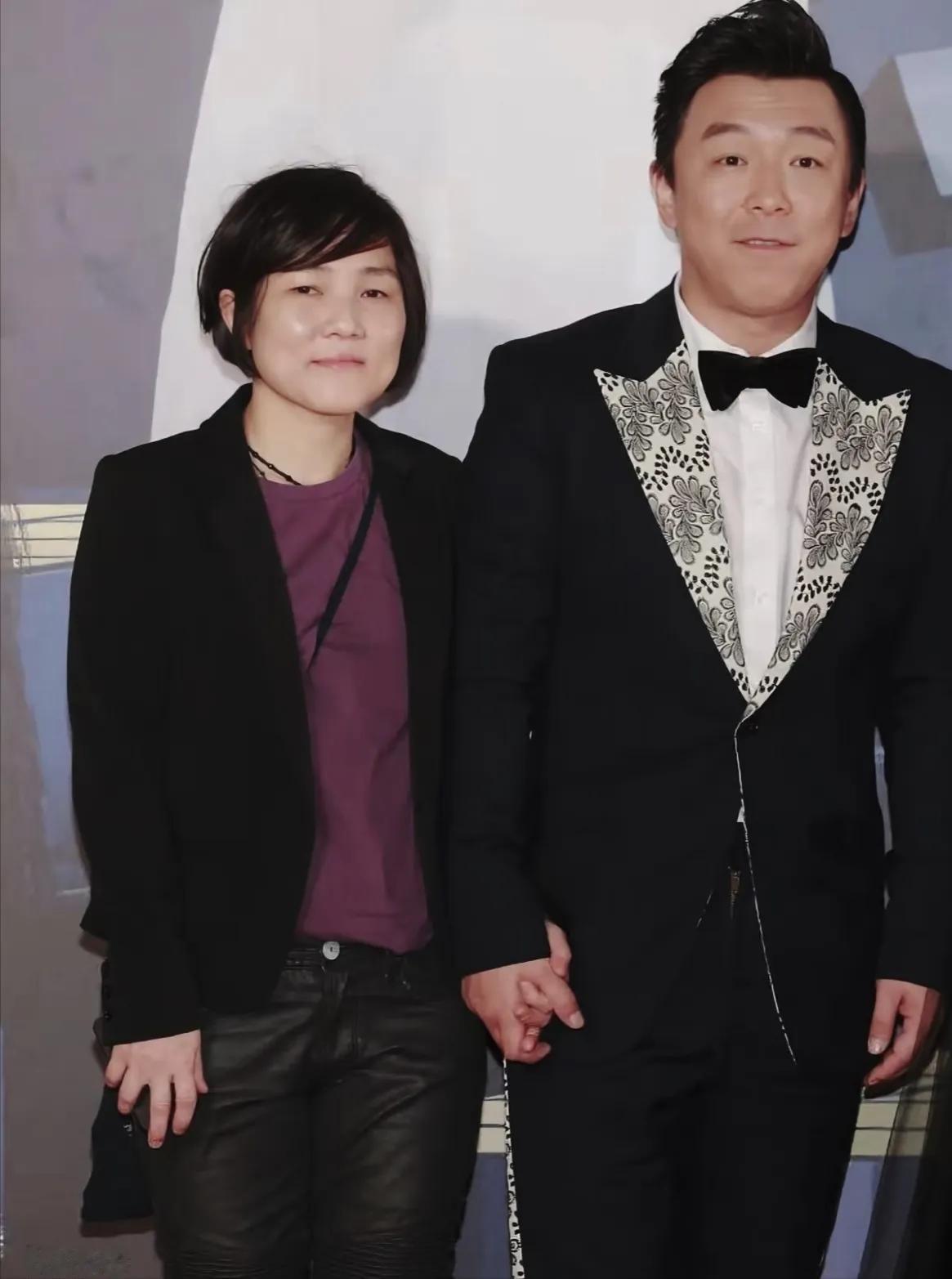 黄渤两口子非常连像，长的非常像，黄渤也就一米六多，他媳妇比他还矮，估计也就一米五