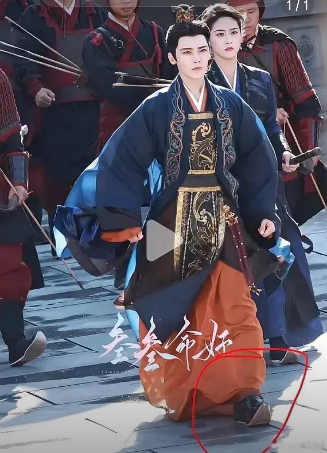 侯明昊为了演戏也太辛苦了 高跷都踩上了