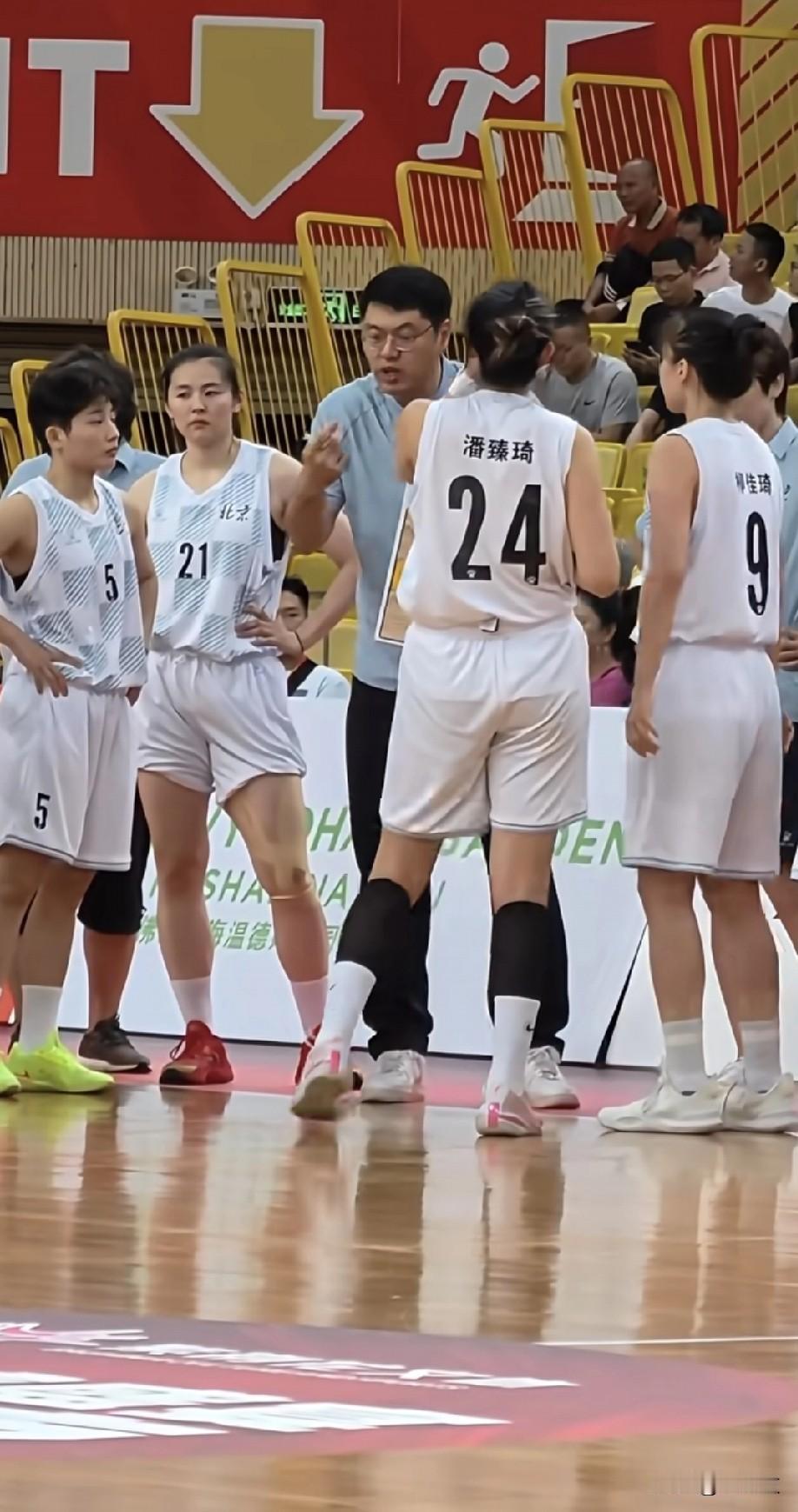 拿着一手好牌打了个稀烂，北京女篮主教练李翔太水了，还不如张琳呢！
要说全运会运气