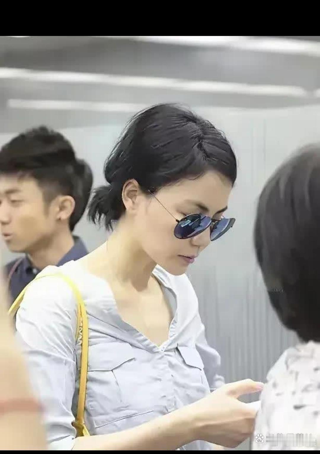 快六十岁的人了，那高冷范依旧在！
说来也奇怪，她生了两个女儿，好像小的李嫣才是完