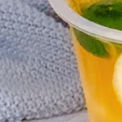 简易版百香果爆柠茶自制🍋做法：1️⃣百香果挖出果肉加冰块榨成汁，然后过滤2⃣️