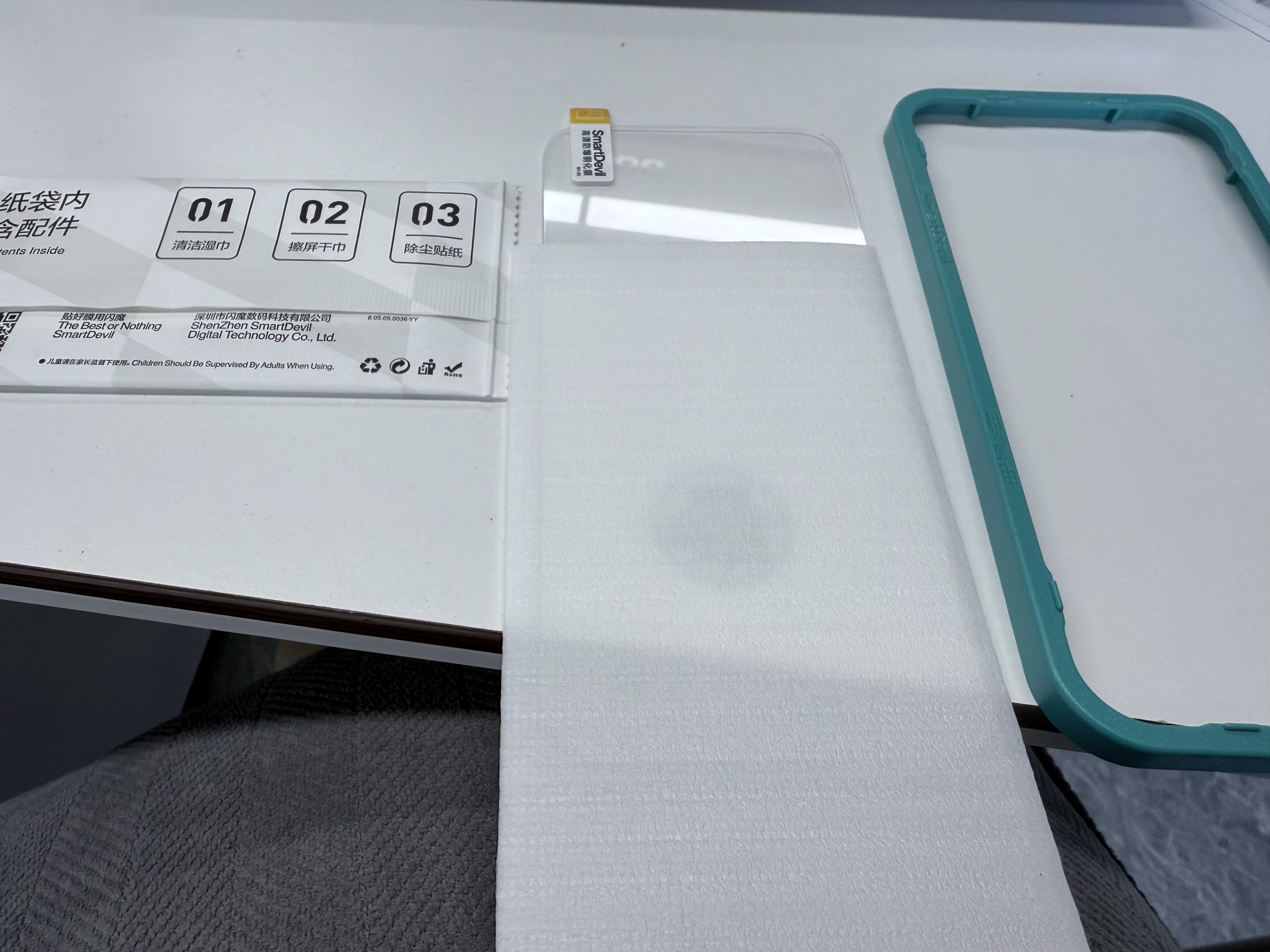现在自己给手机贴膜也很方便，iPhone选好型号就可以，商家连工具都配备好，这不
