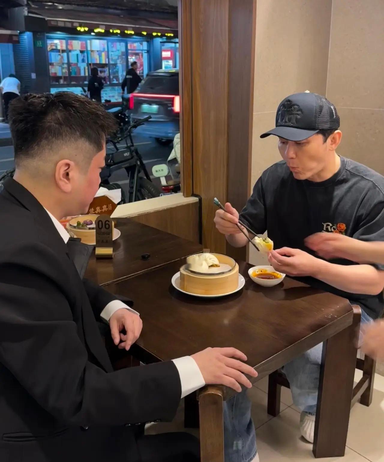 李晨现身上海一家餐馆吃晚餐，他只吃了三个素肉包子，饭量还挺小的，和他的健壮体魄完