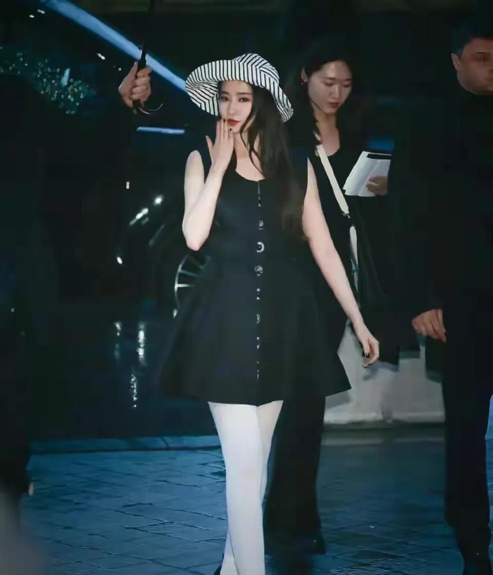 刘亦菲……品味真一般[黑线]…，这衣服是她自己挑的吧！？[what]本来这个裙子