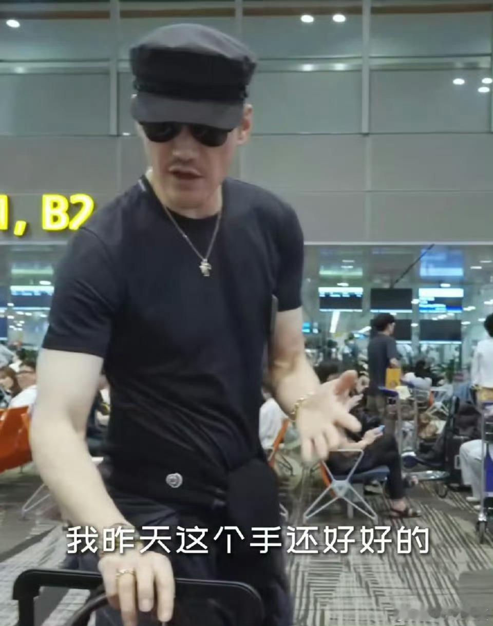 胡兵三天四国时装周飞行vlog 胡兵发布了三天四国时装周的飞行vlog，记录了他