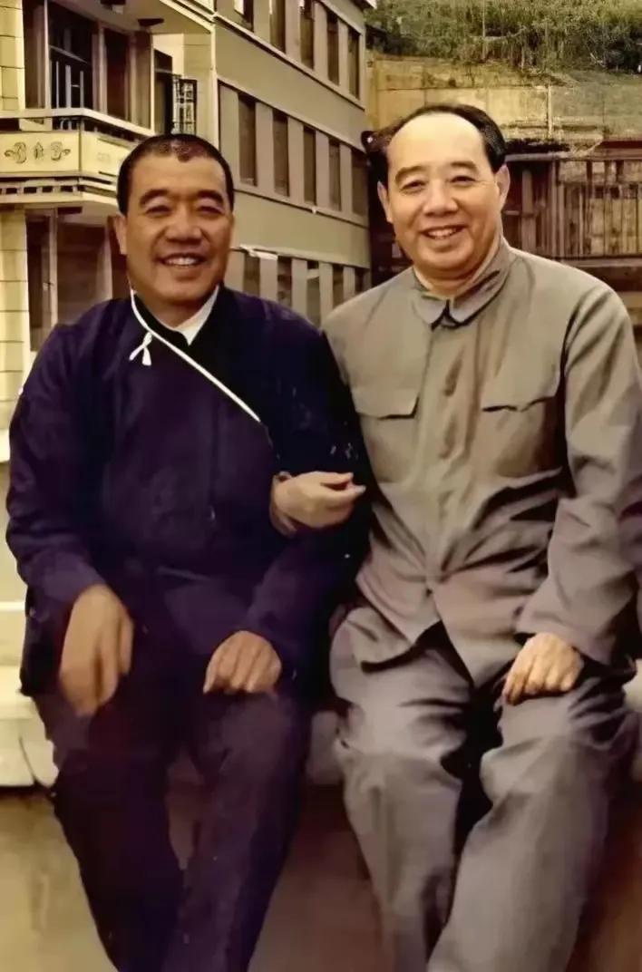 那是“农业学大寨”的日子，毛主席的“大警卫员”汪东兴，热情地用手挎着全国劳动模范