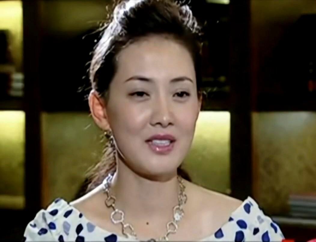 演员牛莉说：“当年，在拍《闯关东》时，大家在剧组给我起了个外号叫‘牛二’。”
