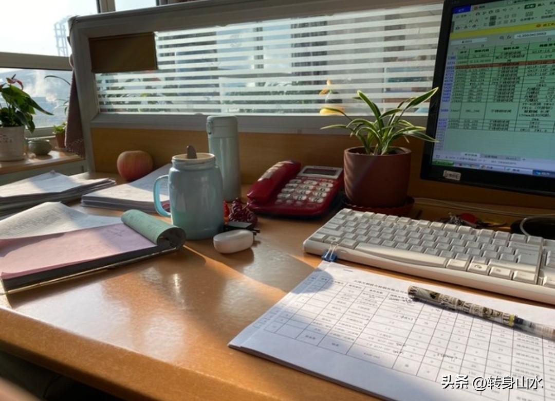 我最近的状态，大概就是那种“喝凉水都塞牙”的倒霉典型。早上闹钟没响，睁眼一看，迟