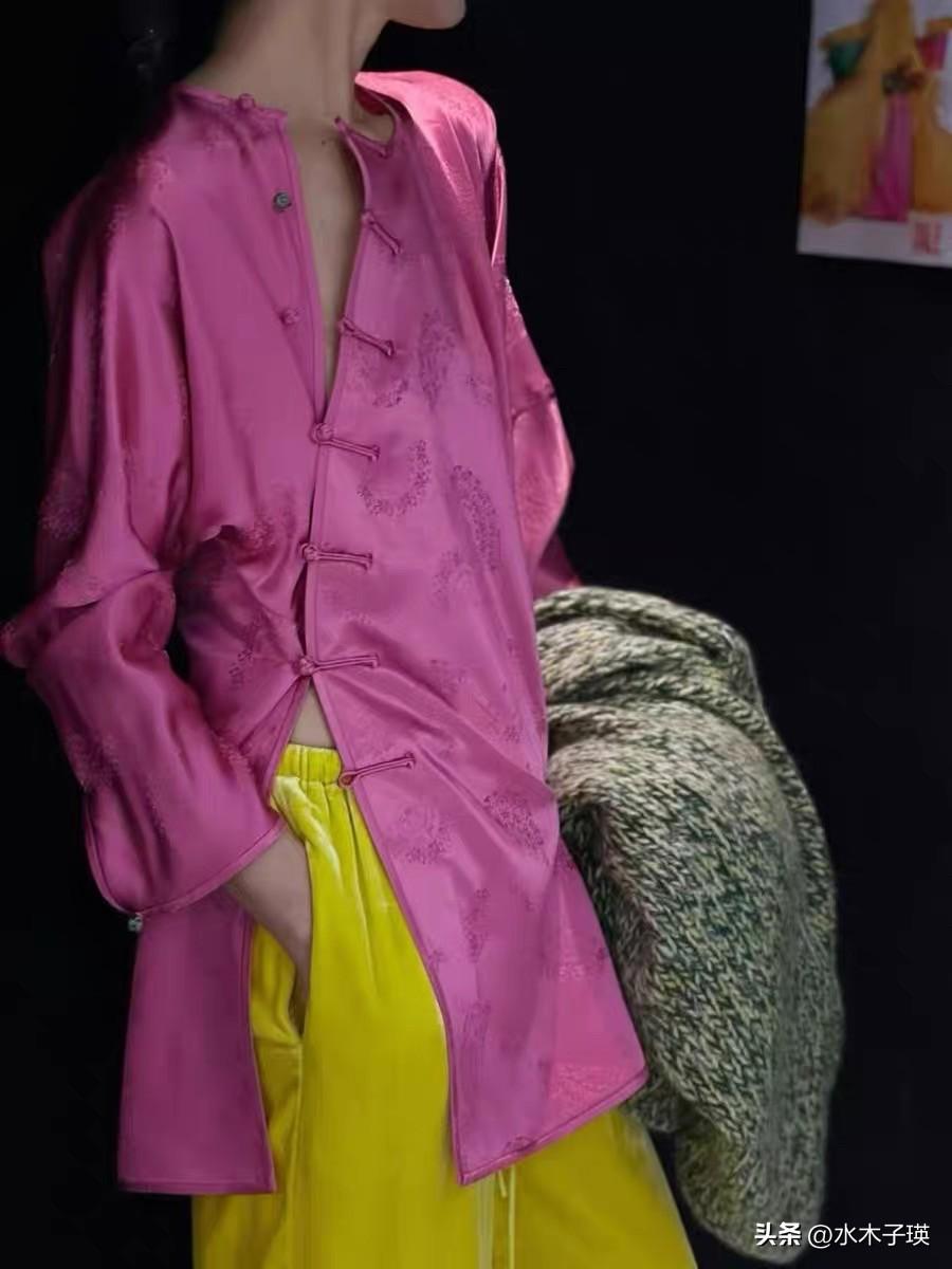 这款设计有争议：
有人说时尚，有人说风尘，
有人说高级，有人说不敢穿出门，
有人