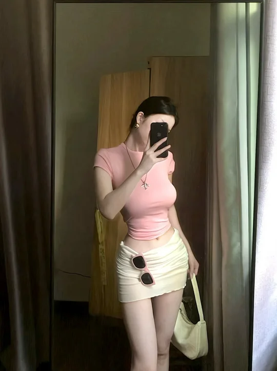 粉白色系穿搭就很夏日美女感唉～