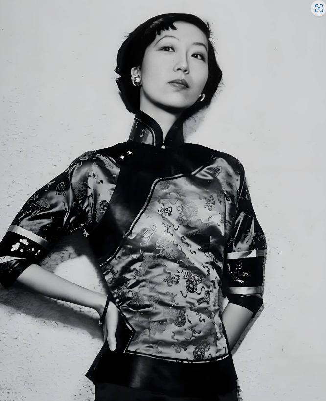 1995年，74岁张爱玲在美国出租屋内去世，尸体一周后才被发现。她一丝不挂地躺在