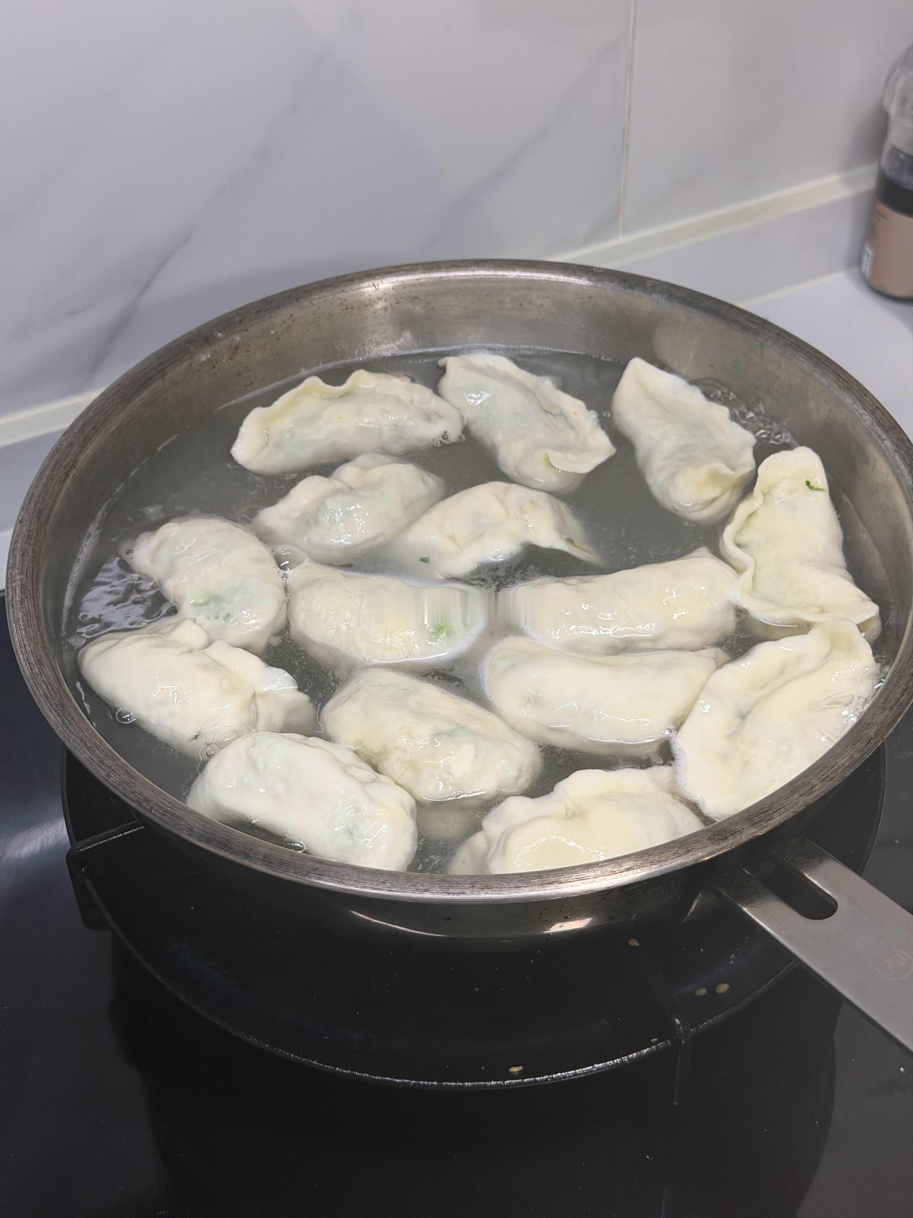 想吃馅饼的时候又想吃饺子老张二话不说就进厨房了我说你上天入地找不到我这么折腾人的