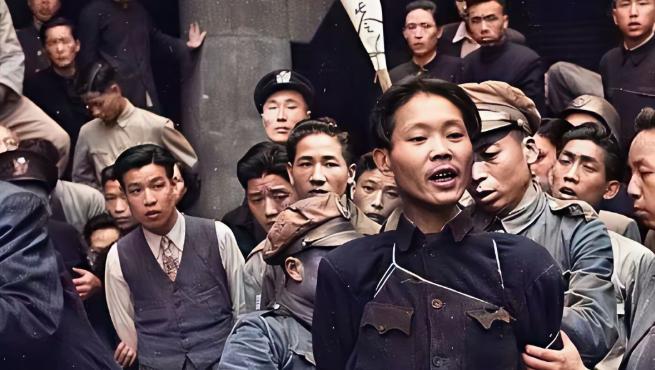 1947年，共产党员陈斌即将被敌人处决，他突然看到人群中有三个熟悉的身影，立马大