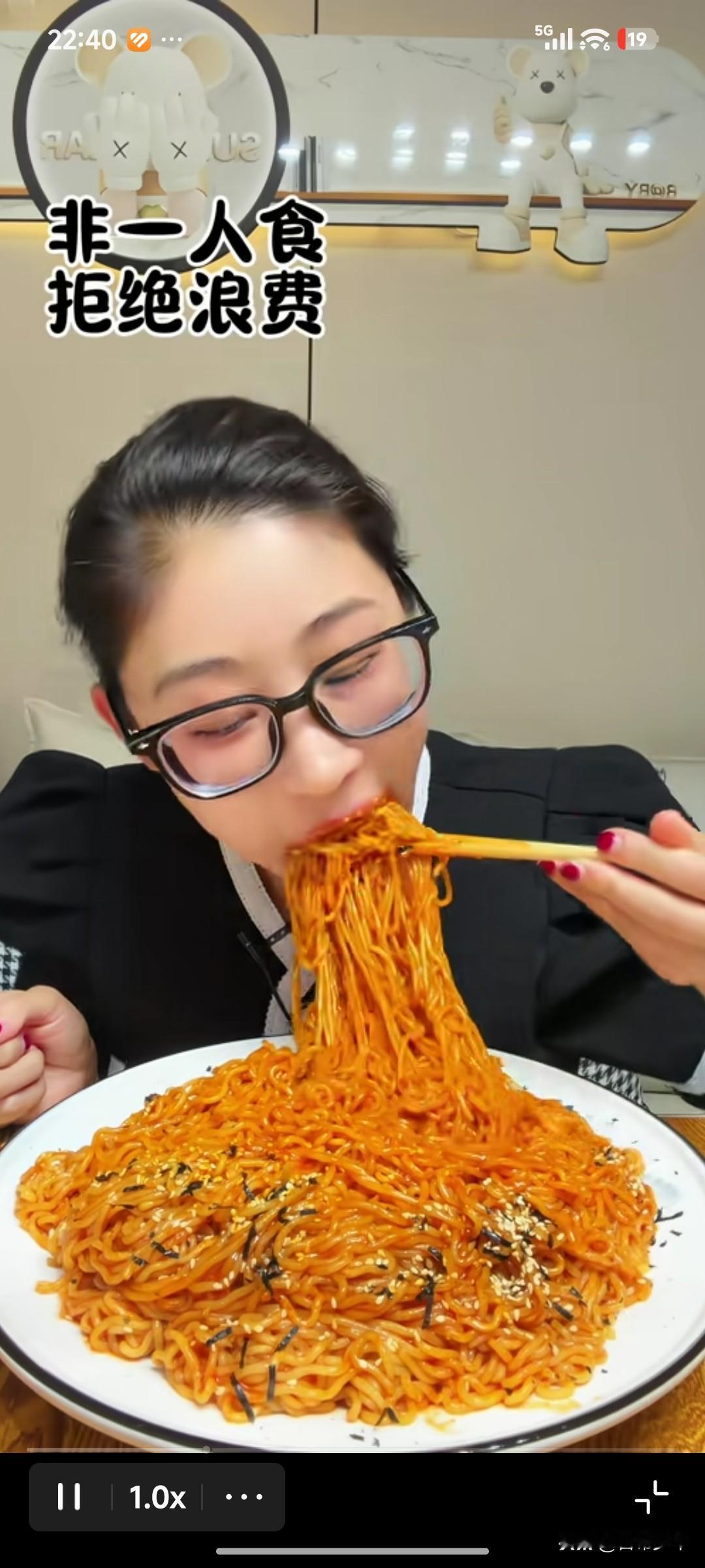 这姑娘啊！长相迷人，吃相吓人——
 
大家看看这位姑娘，一身黑色职业西装，戴着一